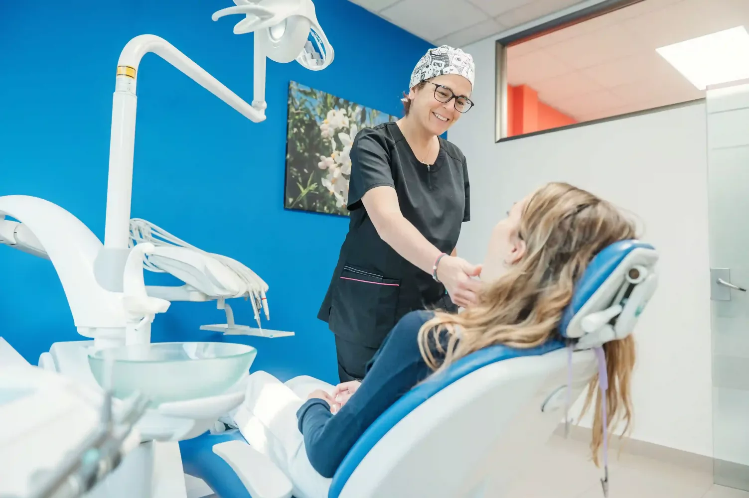 Ortodoncista atendiendo a una de sus pacientes